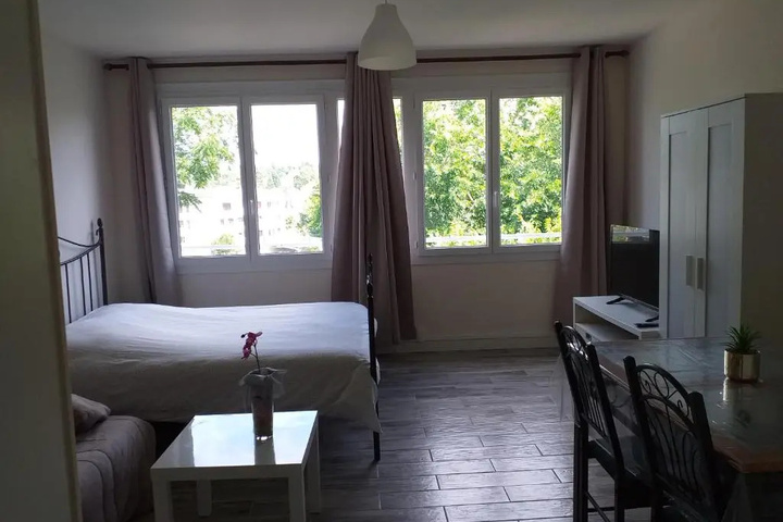 Room 3 of 8