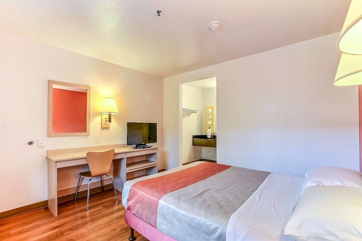 1 Queen Bed (5 of 9)