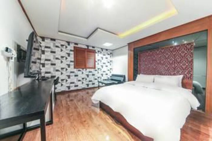 Room 12 of 17