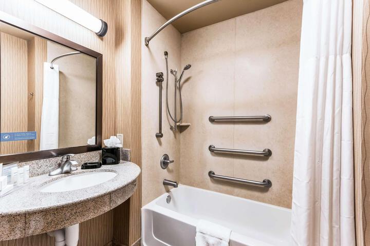2 Queen Beds Tub Shower Combo (7 of 21)