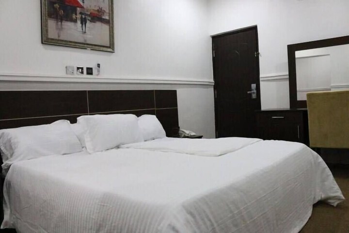 Room 4 of 19