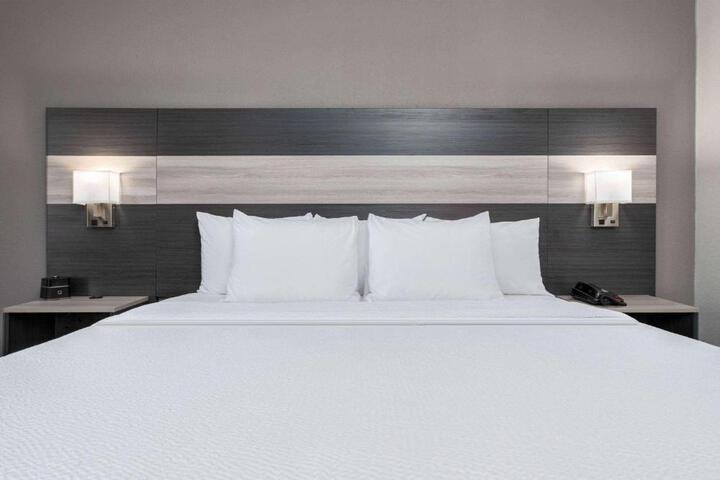 1 King Bed (4 of 27)
