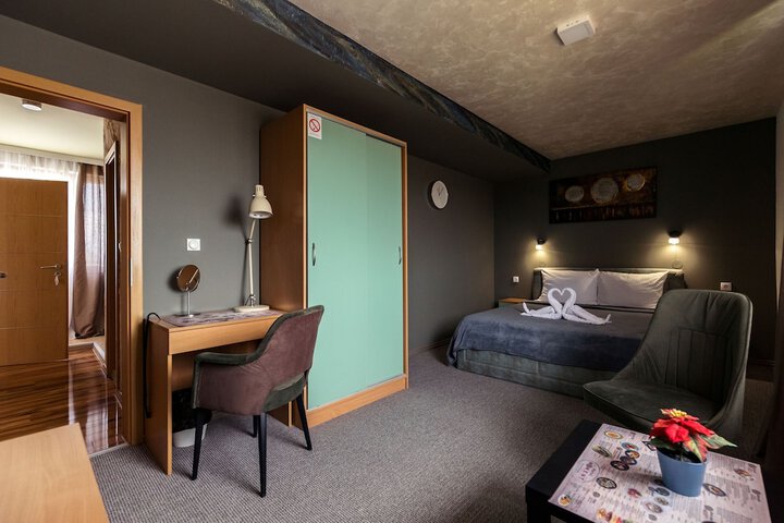 Room 62 of 96