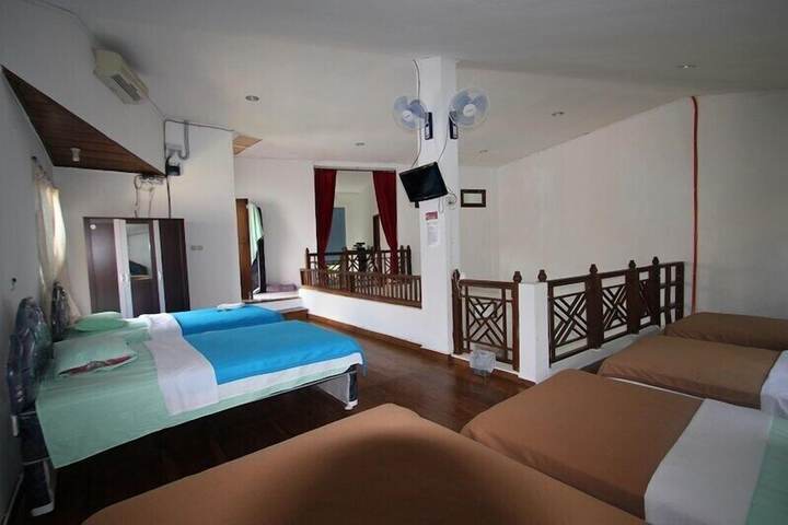 Room 10 of 16
