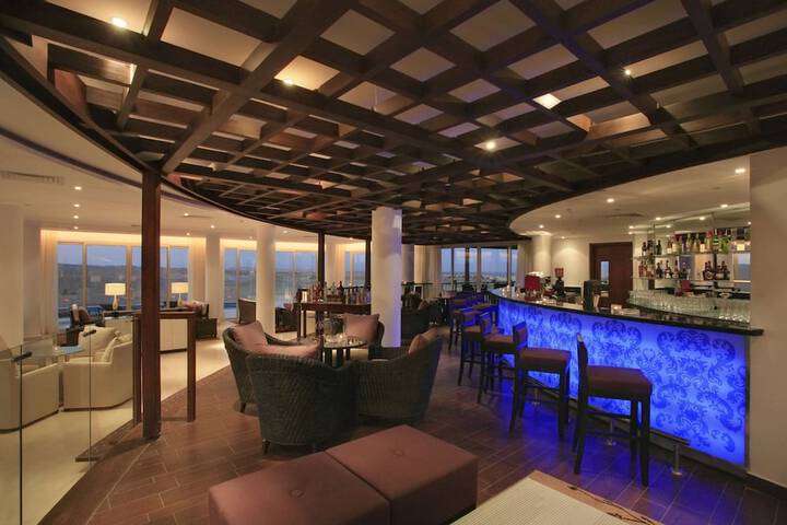 Lounge 42 of 48