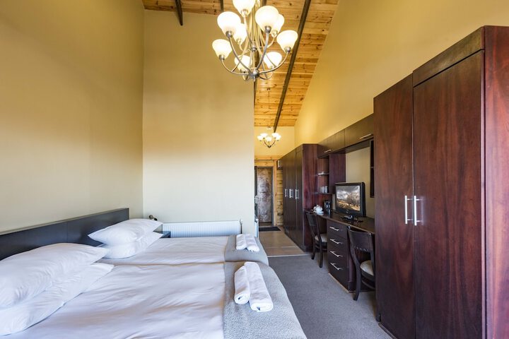 Room 4 of 18