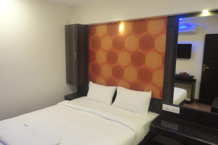 Room 3 of 8