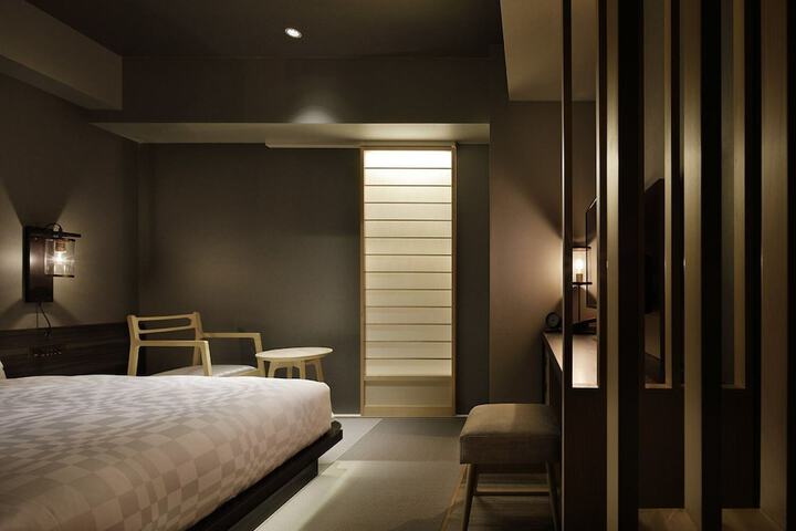 Room 13 of 77
