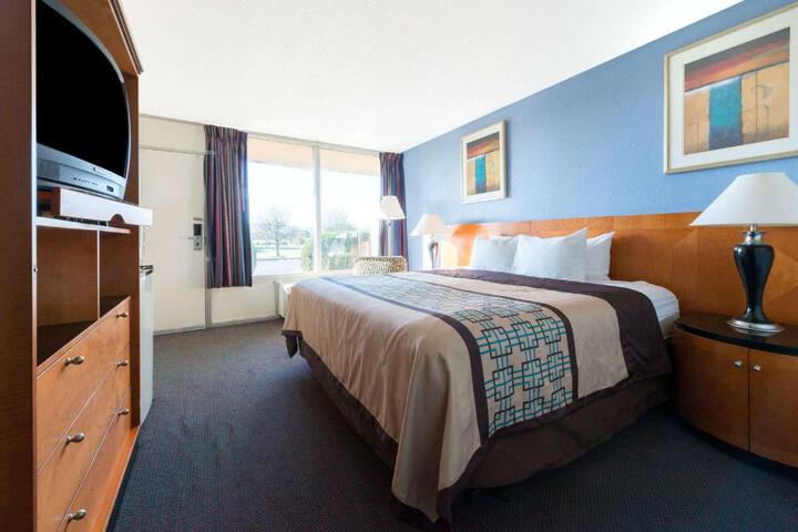 1 King Bed Pet Friendly (41 of 56)