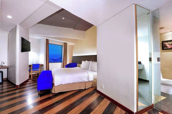 Room 9 of 37
