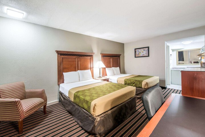 2 Queen Beds (7 of 9)