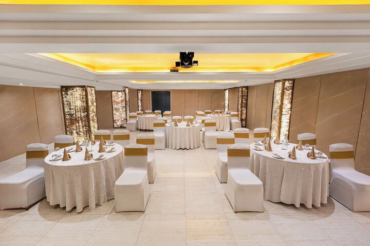 Ballroom/Hall 96 of 102