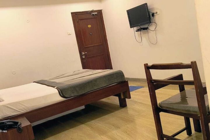 Room 4 of 12