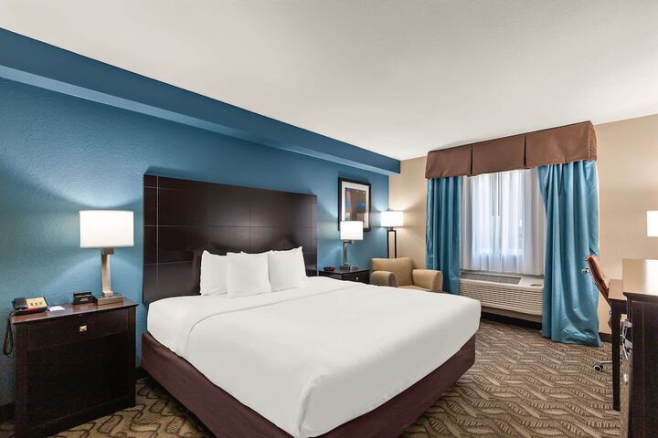 Standard King Bed Accessible (5 of 18)