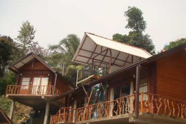 Yoho Okan Rock Wooden Cabana
