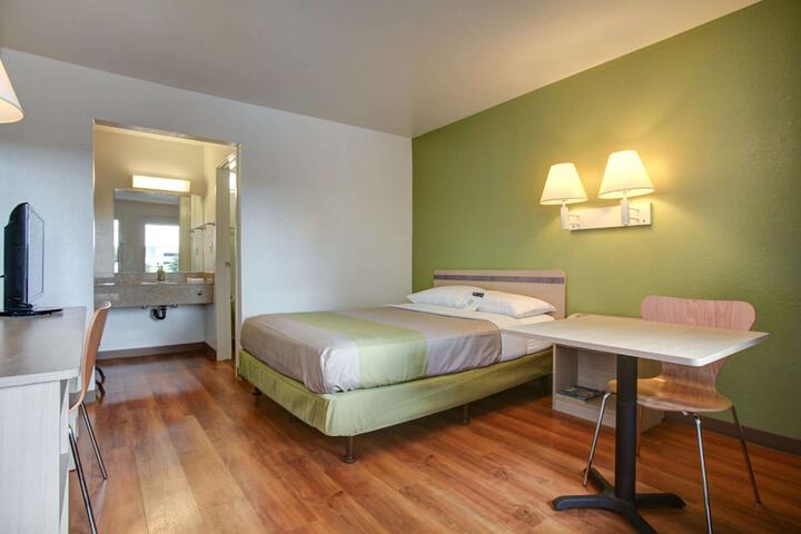 1 King Bed (5 of 10)