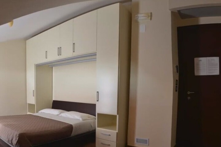 Room 3 of 35