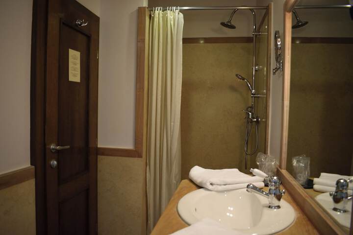 Room 32 of 48