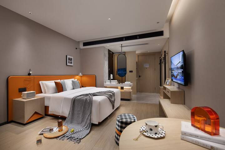 Room 5 of 16