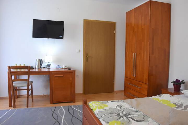 Room 16 of 80