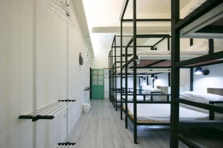 Room 10 of 12