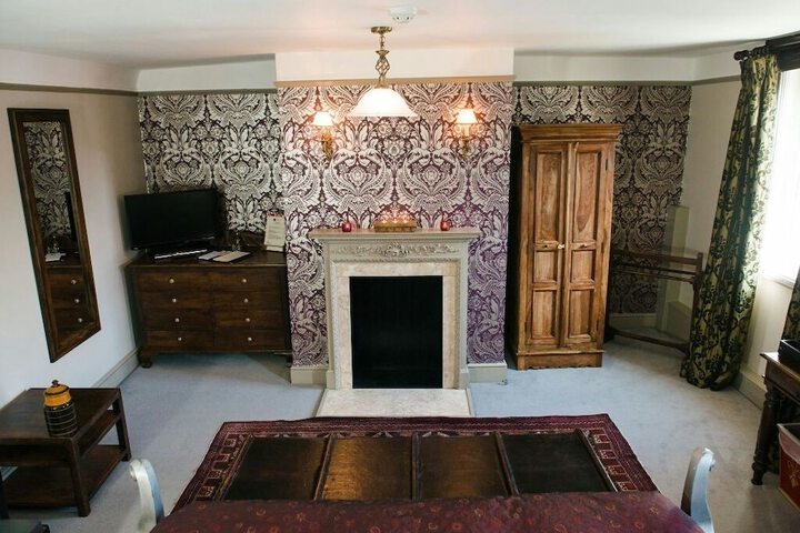 Room 5 of 98