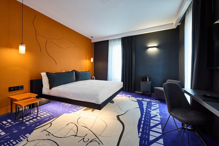 Room 10 of 96
