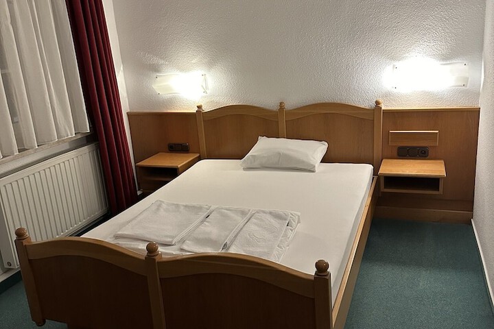 Room 10 of 13