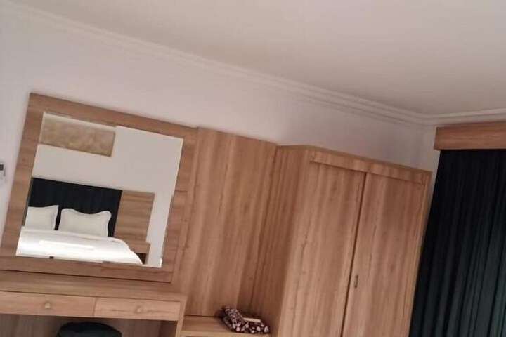 Room 5 of 18