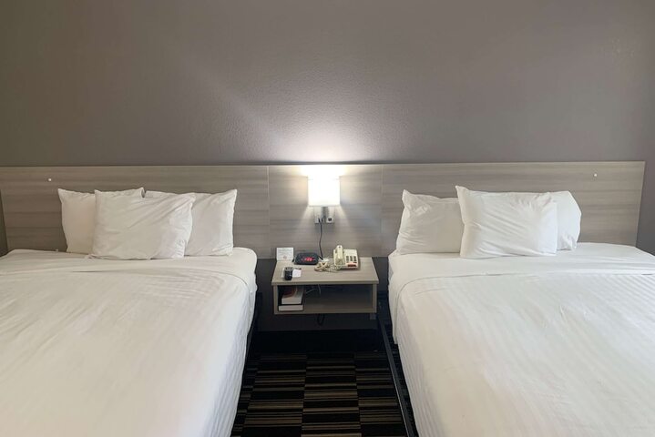 1 Queen Bed (16 of 23)