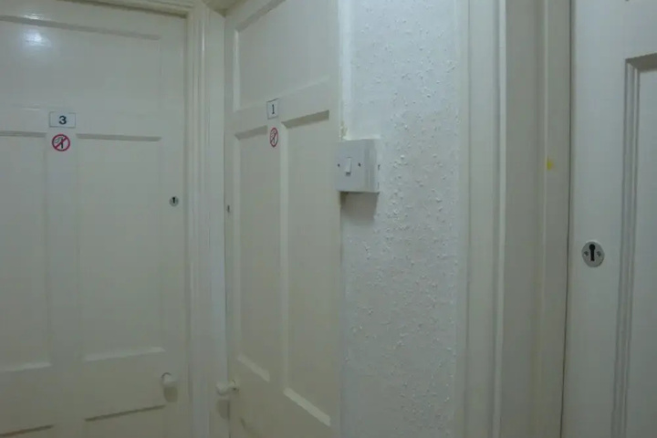 Room 9 of 18