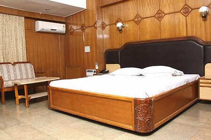 Room 6 of 11