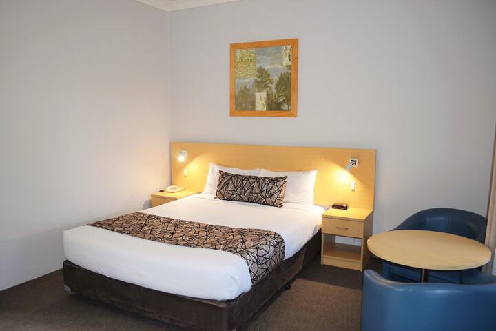 Room 4 of 79