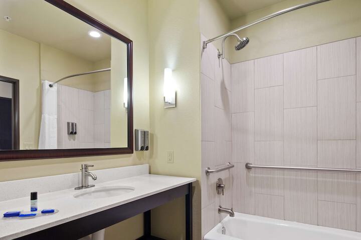 1 King Bed Pillowtop Bed Microwave and Refrigerator 42 Inch LCD Television Full Breakfast (4 of 6)