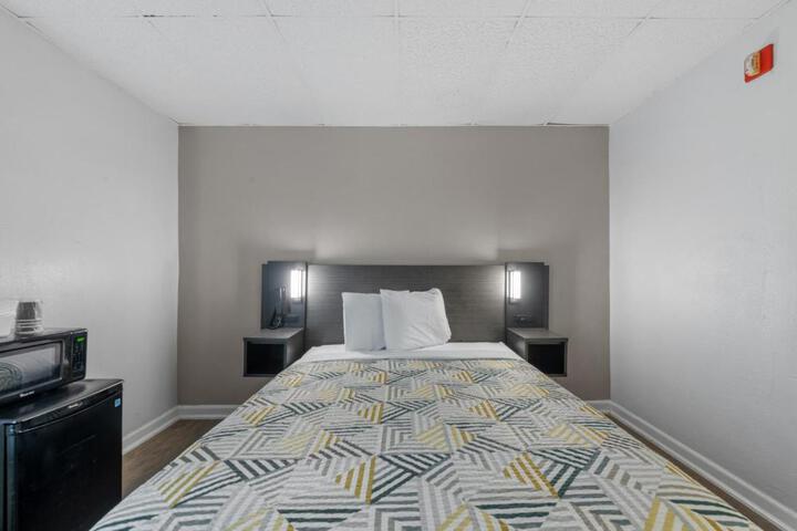 Executive Queen Bed (2 of 3)