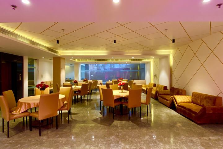 Ballroom/Hall 27 of 38