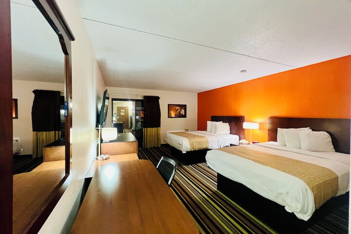 1 Queen Bed (8 of 17)