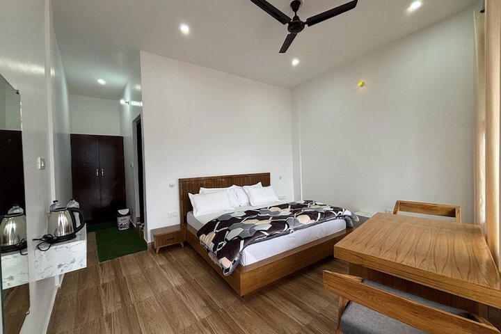 Room 7 of 12