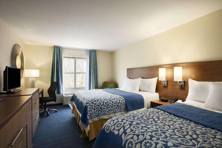 2 Queen Beds (1 of 6)