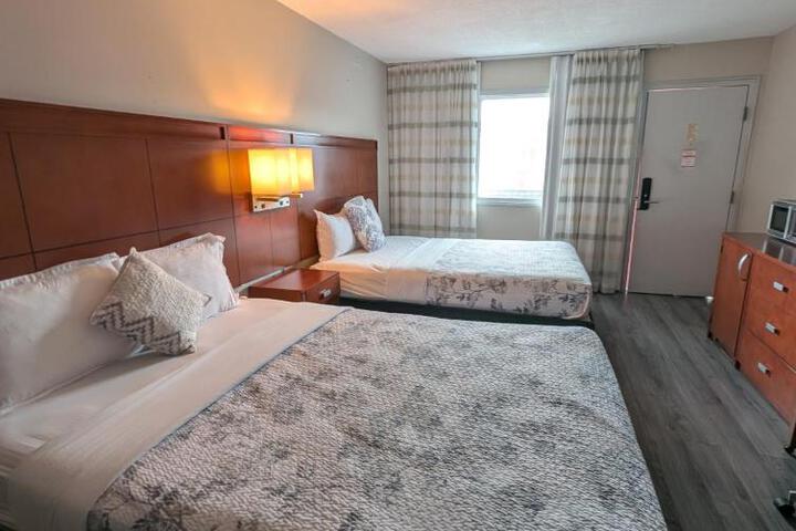 Family Room 2 Queen Beds (2 of 9)