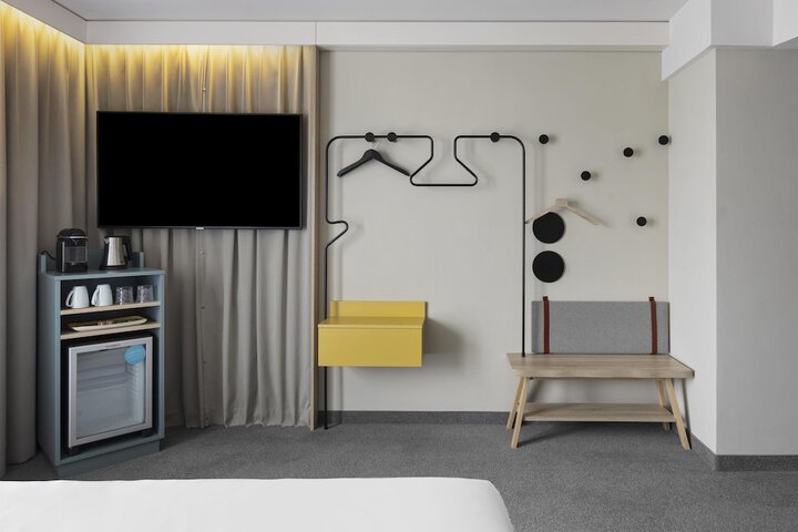 Room 44 of 100