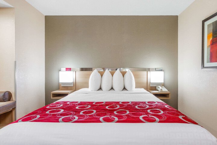 1 Queen Bed (12 of 13)