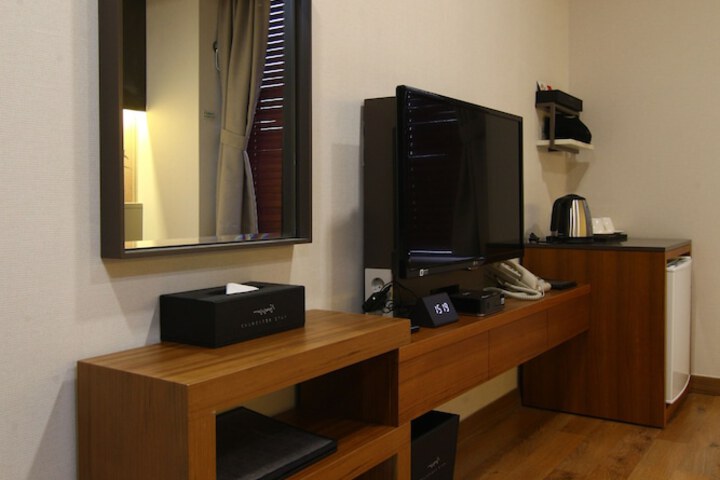 Room 28 of 49