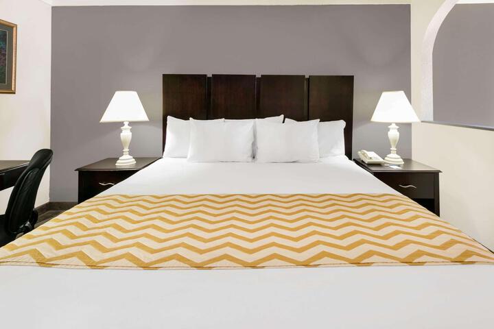 1 King Bed (3 of 10)