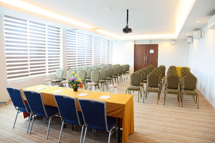 Ballroom/Hall 19 of 21