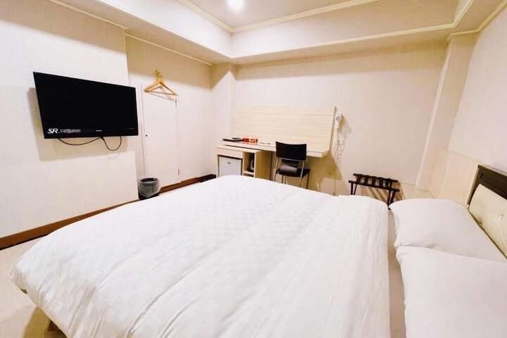 Room 25 of 40