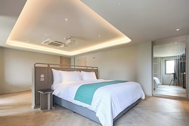 Room 93 of 212