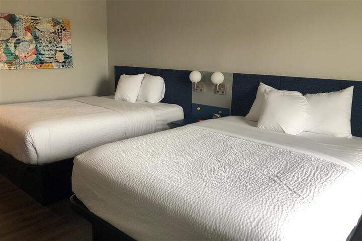 2 Queen Beds (10 of 10)