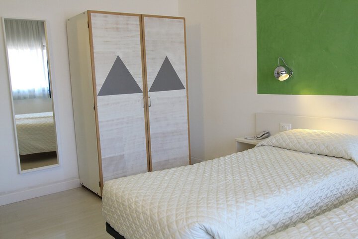 Room 8 of 34