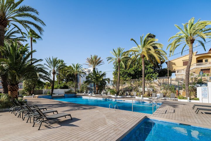 Hotel with Pool